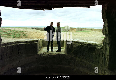 DER WESTWALL: Der Blick von innen auf einen zerstörten deutschen Betonbunker in Pointe du Hoc, Frankreich. Die Bunker beherbergten Truppen und schwere Artillerie zur Verteidigung der französischen Küste vor dem Angriff der Alliierten. Stockfoto