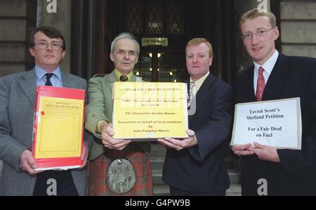 Der Führer der Liberaldemokraten Charles Kennedy (2. Rechts) schließt sich den SMP (von links) Jamie Stone, John F Munro und Tavish Scott im Finanzministerium in Whitehall, London, an, um eine Petition zum hohen Niveau der Kraftstoffsteuer und ihren Auswirkungen auf das ländliche Schottland zu liefern. * Jamie Stone, Mitglied des Ausschusses für ländliche Angelegenheiten des schottischen Parlaments; John F Munro, Sprecher des schottischen Parlaments für Highlands und Inseln; und Tavish Scott, Sprecher des schottischen Parlaments für ländliche Angelegenheiten. 9/3/20001: Stellvertretender Minister des Parlaments Tavish Scott, der aus der Exekutive über die Fischerei Entschädigung Reihe zurückgetreten ist, sagte ein Sprecher der Liberaldemokraten. Stockfoto