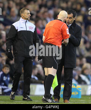 Fußball - Barclays Premier League - West Bromwich Albion / Wigan Athletic - The Hawthorns. Roberto Martinez, Manager von Wigan Athletic, spricht mit dem Linienvorführer Stockfoto