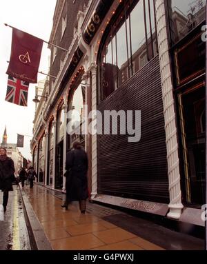 Juweliere von Asprey und Garrard in der Londoner New Bond Street, wo die Polizei 3 Männer im Zusammenhang mit einem Raub nach einer Verfolgungsjagd durch das Zentrum Londons verhaftete. Zwei Männer zerschlugen eines der Schaufenster und stahlen ein Schmuckstück, enthüllte Scotland Yard. * um 10.15 Uhr dachte ein blauer BMW, drei oder vier Männer zu tragen, die vor Asprey geparkt waren. Zwei Männer stiegen aus dem Auto und zerschlugen eines der Schaufenster vor dem Laden. Zwei große Bohrhämmer wurden später geborgen. Stockfoto