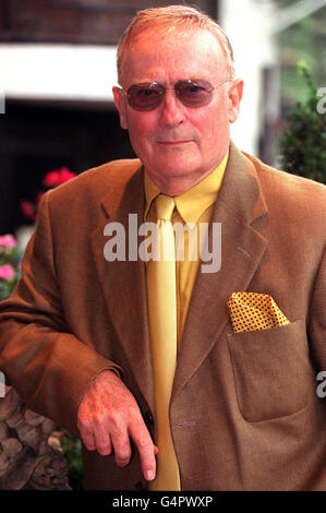 Der Schauspieler Edward Woodward übernimmt während einer Fotoserie im Londoner Piccadilly eine neue Rolle als CI5-Kommandant Harry Malone in Sky One's neuer Fernsehserie 'C15: The New Professionals'. * 11/4/01: Woodward rief die Öffentlichkeit dazu auf, zum Erhalt der aalen Haie an den Küsten Großbritanniens beizutragen. Woodward hat sich mit der Marine Conservation Society (MCS) zusammengetan, um eine Kampagne zu starten, in der die Menschen aufgefordert werden, in diesem Sommer nach dem größten Fisch Großbritanniens Ausschau zu halten. Der beliebte Schauspieler, der den Equalizer im Fernsehen spielte, selbst genießt es, die Haie vor der Südküste zu beobachten. Stockfoto