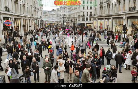 Die Straße und die Bürgersteige sind voll mit Weihnachtseinkäufern, da der Verkehr von der Regent Street verboten ist, um ihnen mehr Platz zu geben, um an diesem Wochenende in der geschäftigen Einkaufsgegend im Zentrum Londons spazieren zu gehen. Stockfoto