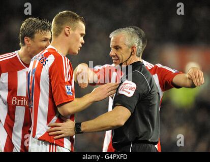 Ryan Shawcross von Stoke City (zweite links) Spricht mit Matchschiedsrichter Chris Foy, nachdem Tottenham Hotspur waren Hat eine Strafe erhalten Stockfoto