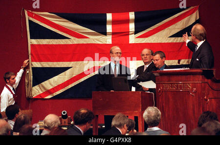 Eine Auswahl von Erinnerungsstücken von Captain Robert F Scotts unglücklicher Antarktisexpedition ging unter den Hammer im Chritsties Auktionsraum. Die Union Jack Flagge verkauft für 22,000 Pfund zum Verkauf. Stockfoto