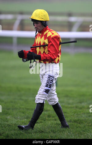 Der Jockey Dougie Costello geht nach dem Verlust seines Kurses vom Kurs ab Montieren Stockfoto