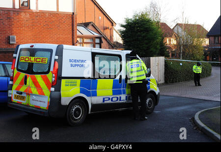 Polizeibeamte am Tatort in der Nähe des Hauses in Pudsey, Leeds, wo am späten Sonntagnachmittag vier Leichen entdeckt wurden. Stockfoto