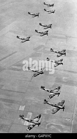 No19 Fighter Squadron, mit Sitz in Duxford, Cambs., fliegt ihre zwei-Blatt-Propeller Supermarine Spitfire Flugzeuge in Formation im Jahr des Ausbruchs des Zweiten Weltkriegs. Stockfoto