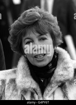 Bibliotheksdatei vom 7.12.87. Eine russische Nachrichtenagentur hat berichtet, dass die Ehefrau des ehemaligen sowjetischen Führers Michail Gorbatschow, Raisa, am Montag, den 20. September 1999, um 5 Uhr im Alter von 67 Jahren an Leukämie in einem Krankenhaus in Münster gestorben ist. * Ein Sprecher des Krankenhauses sagte, dass sie auf eine Knochenmarkstransplantation ihrer Schwester gewartet habe, um die Leukämie zu bekämpfen, aber ihr Zustand habe sich in den letzten Tagen rapide verschlechtert. Stockfoto