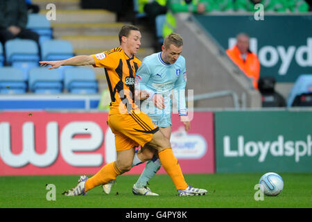 Fußball - npower Football League Championship - Coventry City / Hull City - Ricoh Arena. James Chester von Hull City (links) und Gary McSheffrey von Coventry City (rechts) kämpfen um den Ball Stockfoto