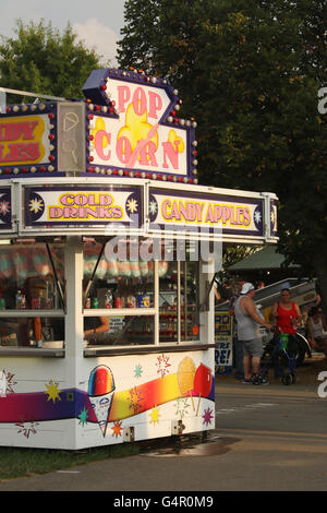 Essen-Getränkestand mit Popcorn, kalte Getränke, Liebesäpfel. Canfield Fair. Mahoning County Fair. Canfield, Youngstown, Ohio, Stockfoto