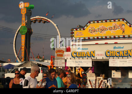 Chipstix Lebensmittel-Konzession und Fahrgeschäften. Canfield Fair. Mahoning County Fair. Canfield, Youngstown, Ohio, USA. Stockfoto