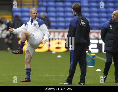 Fußball - Barclays Premier League - Bolton Wanderers gegen Everton - Reebok Stadium. Evertons Tony Hibbert beim Aufwärmen Stockfoto