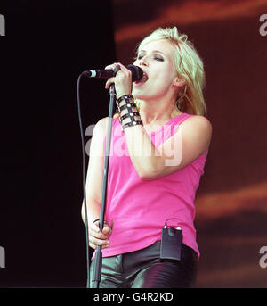 Nina Persson, Leadsängerin der schwedischen Popband 'The Cardigans' auf der Bühne des V99 Musikfestivals in Chelmsford, Essex. Stockfoto