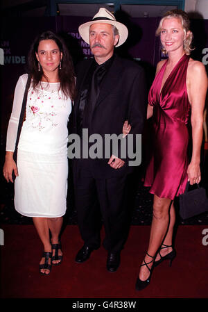 Die Schauspielerin Joely Richardson (rechts) kommt zur britischen Premiere des Films „Eyes Wide Shut“ mit Nicole Kidman und Tom Cruise und der Regie des verstorbenen Stanley Kubrick im Warner Village Cinema, Leicester Square, London. Stockfoto