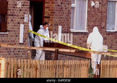 Forensische Polizeibeamte entfernten einen Leichnam aus einem Grundstück in Calvert Terrace, Murton, wo der Leichnam eines jungen Mädchens entdeckt wurde, das vermutlich der der vermissten neunjährigen Laura Kane entspricht. Stockfoto