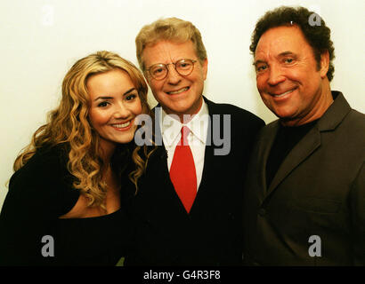 Der amerikanische TV-Moderator Jerry Springer (Mitte) lernt den Ex-EastEnder Martine McCutcheon und den walisischen Sänger Tom Jones während der Proben bei Carlton TV kennen. Martine und Tom werden bei der Jerry Springer Sondershow singen. * 16/3/2001: Die ehemalige EastEnder- und Popstar hat die Kritiker mit ihrer ersten Nachtaufführung als Eliza Doolittle in My Fair Lady des West End begeistert - eine Rolle, die als Spiegelbild ihres eigenen Lebens beschrieben wurde. Stockfoto