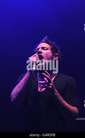 Ben Duffy von Fenech Soler tritt während XFM's Winter Wonderland im O2 Apollo in Manchester auf. Stockfoto