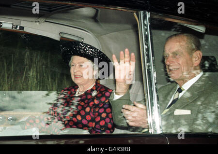 Königliche Hoheit Elisabeth II., begleitet von Königliche Hoheit der Herzog von Edinburgh, kommt zur Crathie Kirche in Balmoral, Schottland, für den Gottesdienst dort. Ebenfalls anwesend waren die Queen Elizabeth, die Queen Mother, der britische Premierminister Tony Blair und seine Frau Cherie. Stockfoto