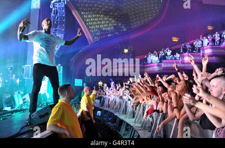 MC Rage tritt mit Chase und Status während des XFM Winter Wonderland im O2 Apollo in Manchester auf. Stockfoto