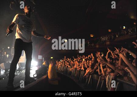 MC Rage tritt mit Chase und Status während des XFM Winter Wonderland im O2 Apollo in Manchester auf. Stockfoto