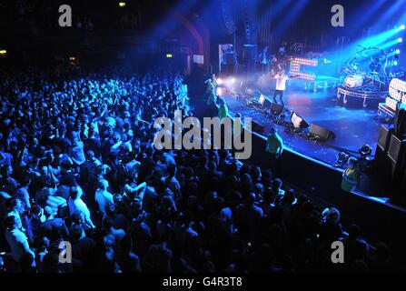 MC Rage tritt mit Chase und Status während des XFM Winter Wonderland im O2 Apollo in Manchester auf. Stockfoto