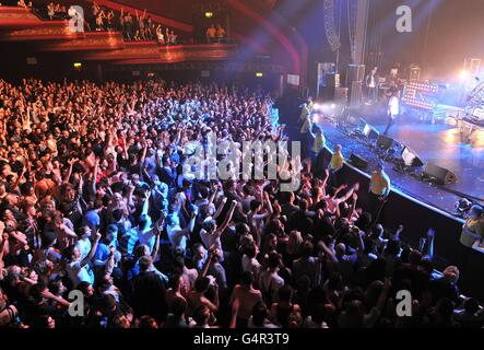 MC Rage tritt mit Chase und Status während des XFM Winter Wonderland im O2 Apollo in Manchester auf. Stockfoto