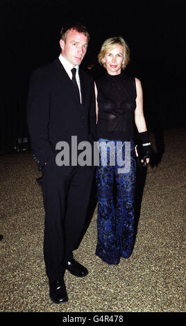 Filmregisseur Guy Ritchie mit Trudie Styler, der Frau des Sängers Sting, kommt nach der UK-Premiere des Films 'Eyes Wide Shut' des verstorbenen Stanley Kubrick mit Tom Cruise und Nicole Kidman zur Party in die Serpentine Gallery in London. * Guy Ritchie inszenierte den Film Lock Stock und Two Smoking Barrels. Stockfoto