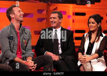 (Von links nach rechts) Coldplays Chris Martin, Antonio Banderas und Salma Hayek teilen einen Witz während der Dreharbeiten zur Graham Norton Show in den London Studios, South London, die am Freitagabend auf BBC One ausgestrahlt werden. Stockfoto