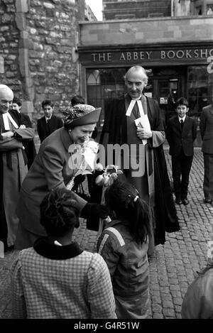 Königin Elizabeth II. Erhält Blumen von Jyoti Jani, im Alter von sechs Jahren, von Shepherd's Bush, beobachtet vom Dekan von Westminster, dem sehr Rev. Michael Mayne, als sie Westminster Abbey verlässt, nachdem sie an einem Commonwealth Day Gottesdienst teilgenommen hat. Stockfoto