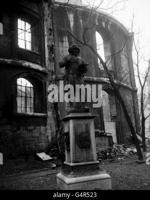 Die Statue von Dr. Johnson (Samuel Johnson) (1709-1784), vor der ruinierten St. Clement Danes Church in London cira 1945. Dr. Johnson war ein britischer Lexikograph, Kritiker und Konversationsforscher, der für sein Wörterbuch (1755) berühmt war. Stockfoto