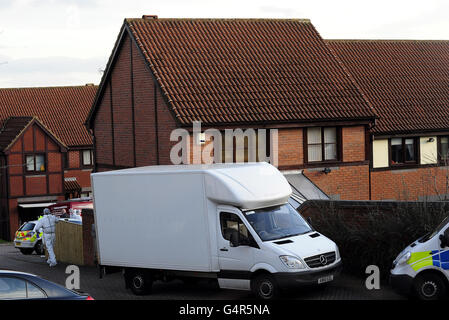 Polizeibeamte am Tatort in der Nähe des Hauses in Pudsey, Leeds, wo am späten Sonntagnachmittag vier Leichen entdeckt wurden. Stockfoto