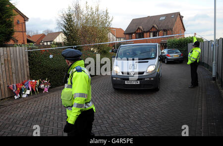 Ein privater Krankenwagen verlässt die Szene in der Nähe des Hauses in Pudsey, Leeds, wo am späten Sonntagnachmittag vier Leichen entdeckt wurden. Stockfoto