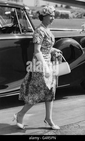 Queen Elizabeth II am Flughafen Heathrow bereitet sich darauf vor, mit einem Heron-Flugzeug des Queens Flight zum Castle Bromwich Airfield, Birmingham, zu fliegen. Stockfoto