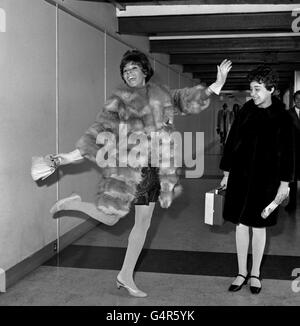 Die walisische Sängerin Shirley Bassey am Flughafen Heathrow mit Tochter Sharon (12) vor dem Abflug nach Stockholm, Schweden. Stockfoto