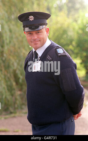 Der Schauspieler Ross Kemp, der derzeit Grant Mitchell in EastEnders spielt, posiert bei einer Fotoausstellung in London als Sicherheitsbeamter Richie Liddle, den er im Fernsehfilm Hero of the Hour spielt, der im Frühjahr 2000 auf ITV gezeigt wird. * Ross Kemp wird die BBC-Seife im Oktober verlassen. Stockfoto