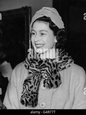 Königin Elizabeth II. Während ihres Besuchs in den Kunstsammlungen des Cortauld Institute of Art, London University. Stockfoto