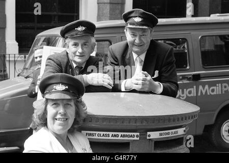 Stars der BBC-Komödie "Last of the Summer Wine", Robert Fyfe (l.), Peter Sallis (r.) und Kathy-Mitarbeiter in London, um den neuen Guide der Royal Mail für ihr Postbus-Netzwerk zu veröffentlichen. Der Service, der von Postfahrern betrieben wird, kombiniert die Zustellung und Abholung von Post in ländlichen Gebieten mit Haltestellen auf dem Weg, um Passagiere abzuholen und abzusetzen Stockfoto