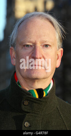 Henry Bellingham, Abgeordneter von North West Norfolk, steht vor dem Parlamentsgebäude vor einem Eisenbahngipfel, um die Probleme zu diskutieren, mit denen das Eisenbahnnetz in Norwich und East Anglia zu tun hat. Stockfoto