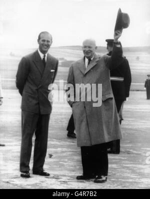 Der amerikanische Präsident Dwight D. Eisenhower wurde am Flughafen Dyce, Aberdeen, vom Herzog von Edinburgh begrüßt, als er zu einem Besuch in Balmoral ankam. Stockfoto