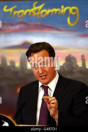 Premierminister David Cameron spricht im Sandwell Christian Center in Oldbury, West Midlands, wo er angekündigt hat, dass die Regierung £448 Millionen für die „Umdrehen des Lebens“ von 120,000 problematischen Familien ausgeben wird. Stockfoto