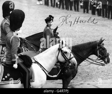 Queen Elizabeth II, die auf dem Polizeipferd Imp reitet, lächelt während der Trooping the Color Zeremonie dem Herzog von Edinburgh zu. Die Parade findet zu Ehren des offiziellen Geburtstages der Königin statt. Stockfoto