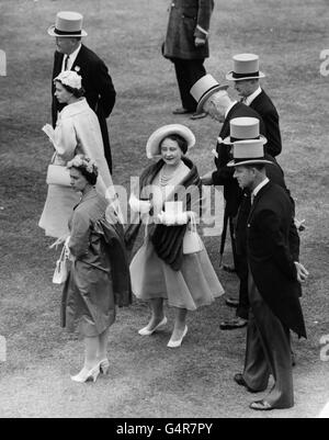 Königin Elizabeth II, der Herzog von Edinburgh Prinzessin Margaret und die Königin Mutter beim Royal Ascot Renntreffen. Stockfoto