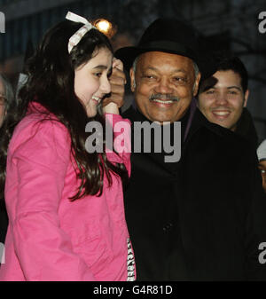 Der langjährige Bürgerrechtler Reverend Jesse Jackson und der 12-jährige Blogger 'libdemchild' protestieren draußen an der Londoner Börse Occupy in der St Paul's Cathedral in London. Stockfoto