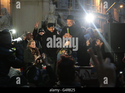 Der langjährige Bürgerrechtler, Reverend Jesse Jackson, spricht vor der Occupy London Stock Exchange und protestiert vor der St Paul's Cathedral in London. Stockfoto