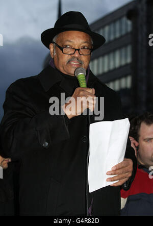 Der langjährige Bürgerrechtler, Reverend Jesse Jackson, spricht vor der Occupy London Stock Exchange und protestiert vor der St Paul's Cathedral in London. Stockfoto