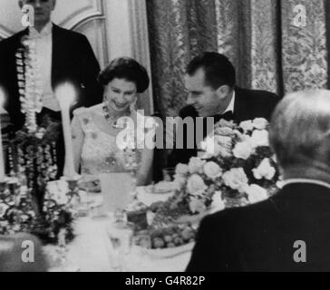 Königin Elizabeth II. Und der amerikanische Vizepräsident Richard Nixon sprechen am Tisch beim Thanksgiving Day Dinner von Herrn und Frau Nixon in der Residenz des amerikanischen Botschafters, Winfield House, Regent's Park, London. Stockfoto