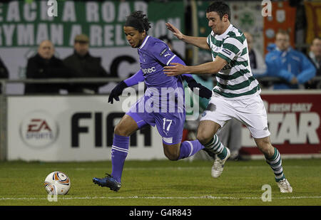 Giovani Dos Santos von Tottenham Hotspur im Einsatz gegen Shamrock Rovers Enda Stevens (rechts) während des UEFA Europa League-Spiels der Gruppe A im Tallaght Stadium, Dublin, Irland. Stockfoto