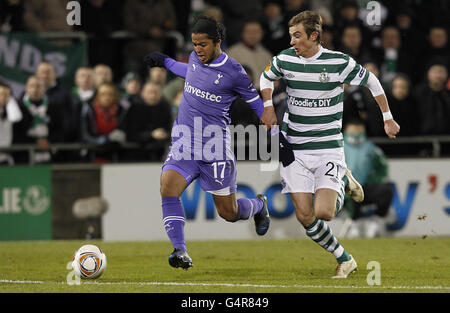 Giovani Dos Santos und Shamrock Rovers Ronan Finn (rechts) von Tottenham Hotspur kämpfen während der UEFA Europa League im Tallaght Stadium, Dublin, Irland, um den Ball. Stockfoto