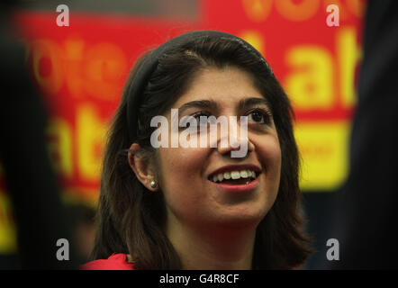 RÜCKÜBERTRAGUNG ZUR ÄNDERUNG VON THEMA UND SCHLÜSSELWORT der Labour-Kandidat Seema Malhotra (Mitte) feiert im Civic Center in Hounslow, West-London, nach dem Sieg bei den Nachwahlen von Feltham und Heston (die durch den Tod des langjährigen Labour-Abgeordneten Alan Keen im vergangenen Monat ausgelöst wurden, nachdem er seinen Kampf gegen Krebs verloren hatte). Stockfoto