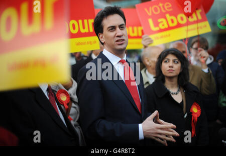 Neu gewählter Abgeordneter für Feltham und Heston Seema Malhotra mit dem Labour-Vorsitzenden Ed Miliband im Stadtzentrum von Feltham heute, nachdem Labour seine Mehrheit bei den Nachwahlen gestern erhöht hatte. Stockfoto